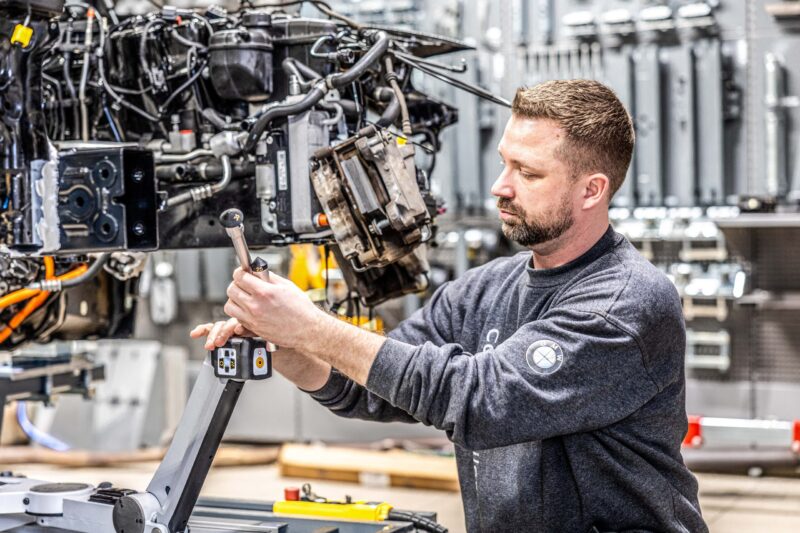 Mekaniker arbejder på bil hos Concept Biler Autoriseret BMW & Mini Service Partner