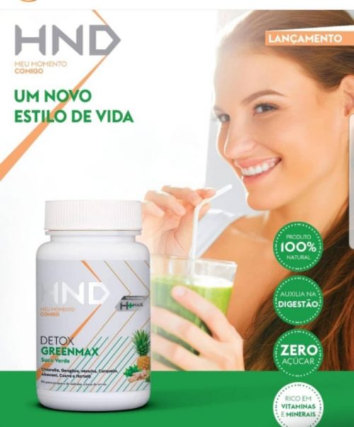 Modelo bebendo o Lancamento Hinode DETOX