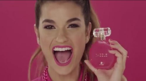 sorriso com perfume fucsia