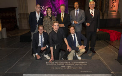 Onthulling Coornhert-gedenksteen in Nieuwe Kerk￼