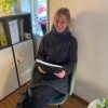 Kvinde i stol læser MI-guiden