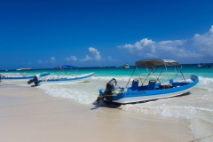 Boote auf dem Strand in Tulum (Mexiko)