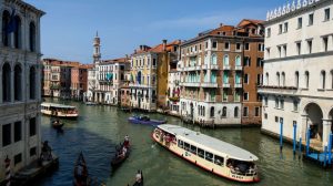 Blick von der Rialtobrücke / Ponte di Rialto auf den Canal Grande in Venedig