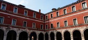 Häuserwand auf einem Platz vor der Rialtobrücke in Venedig