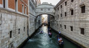 Seufzerbrücke / Ponte dei Sospiri in Venedig mit Gondeln auf dem Canal