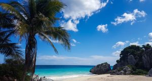 Blick auf eine Bucht in Tulum (Mexiko)