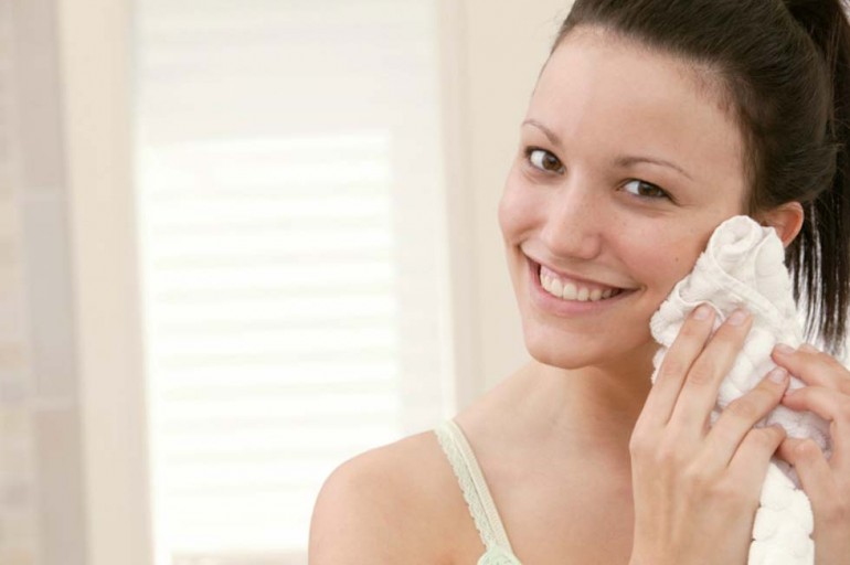 torka torr hud försiktigt, bra hudvård för känslig hud