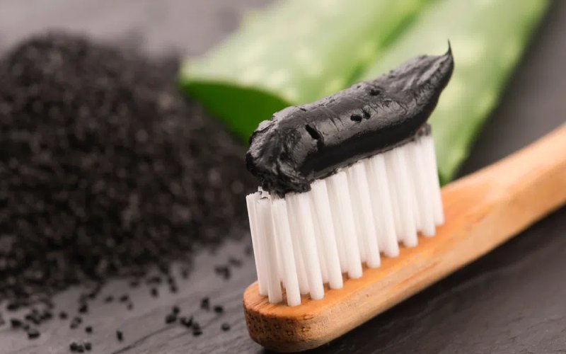 svart tandkräm med aktivt kol