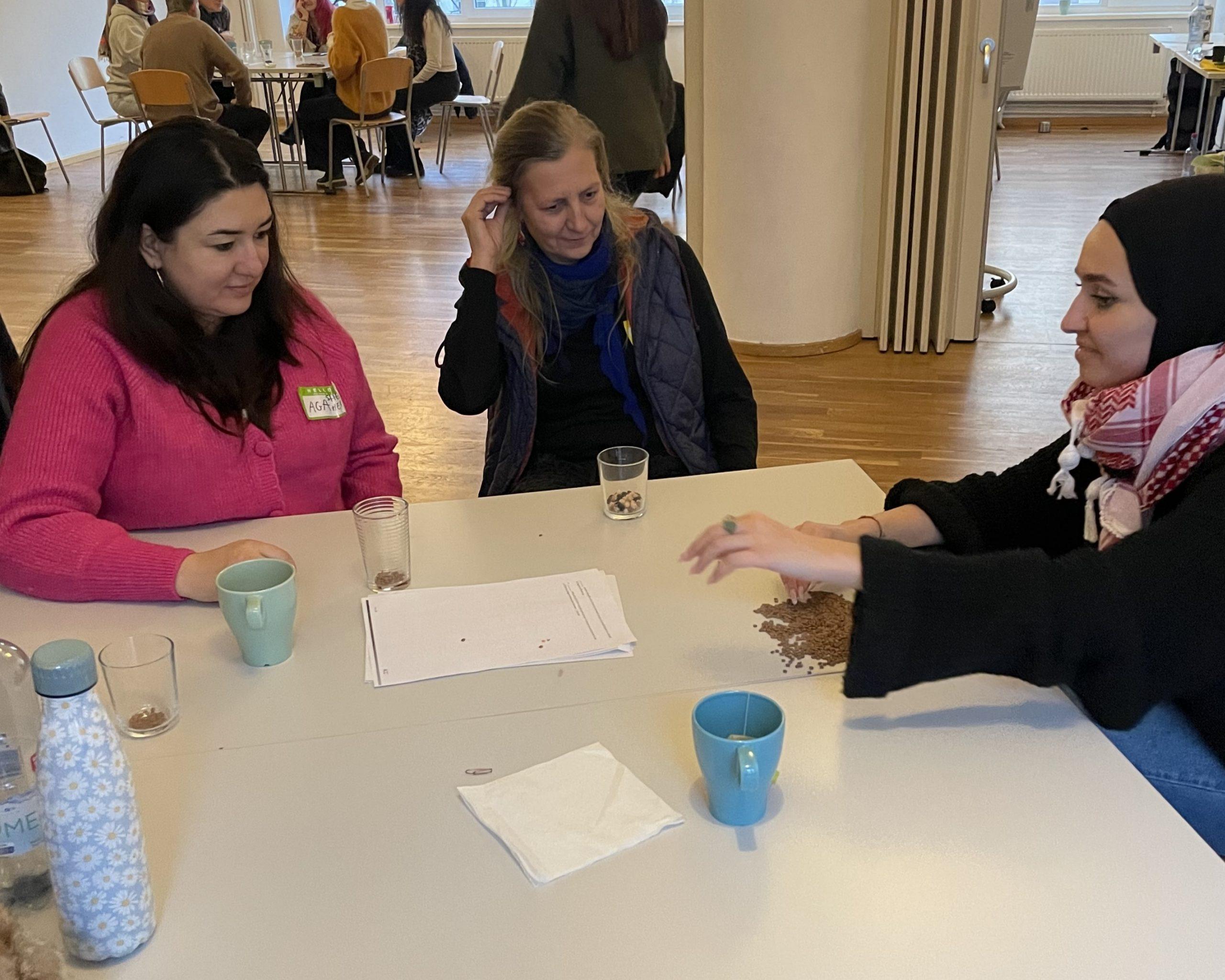 Facilitators play the Dice Game, an interactive and fun activity that allows participants to deepen their understanding of institutional and structural discrimination through the migratory context