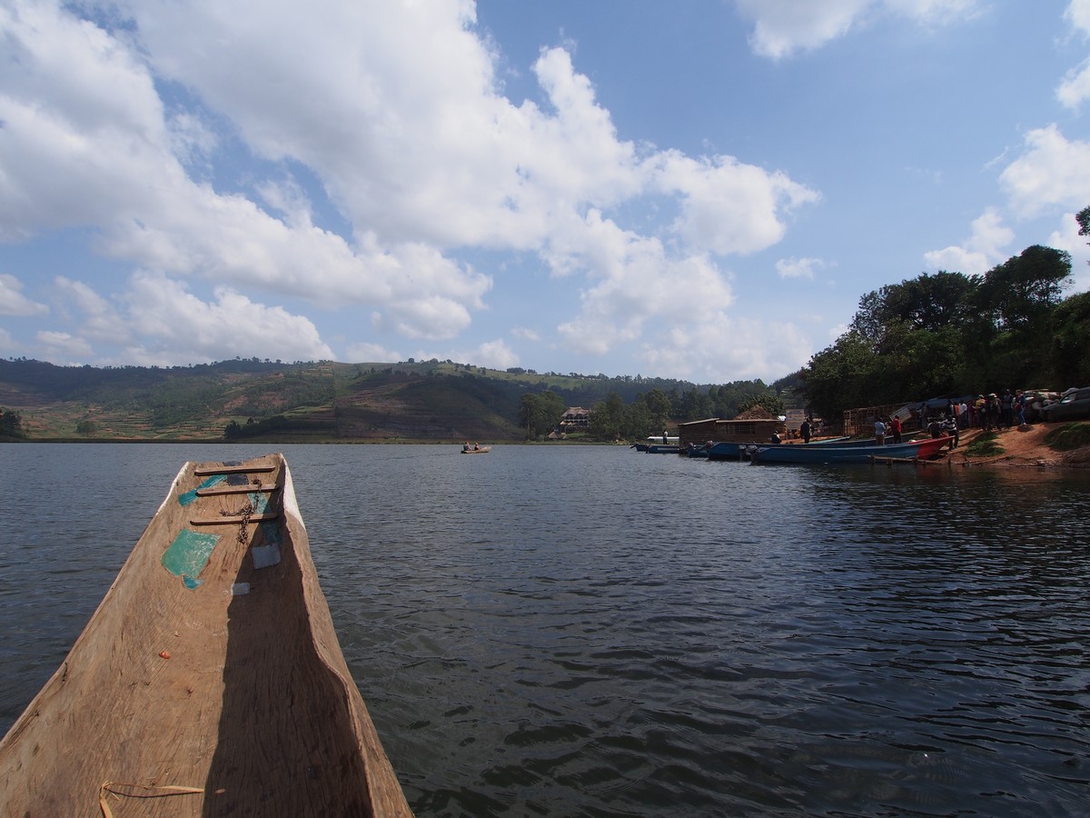 Dag 166-170 (8-12 feb.): Peddelen in een boomstamkano op het Bunyonimeer, angstige bergpaadjes en Rwanda in