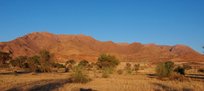 Dag 286-290 (8-12 juni): Dino-sporen, de grootste meteoriet, unieke rotstekeningen en wildkamperen bij de Brandberg