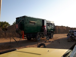 20161029 173153 - Nieuwsgierige locals in Abri