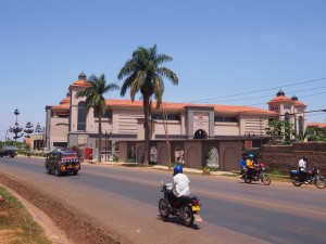P1180429 - Leeg winkelcentrum Entebbe