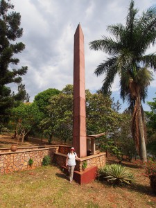 P1200639 - Patricia bij Speke monument Source of the Nile Gardens