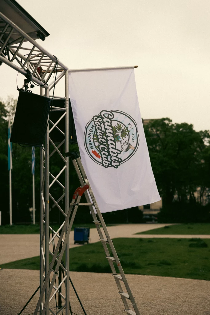 Fahne CSC München weht im Wind