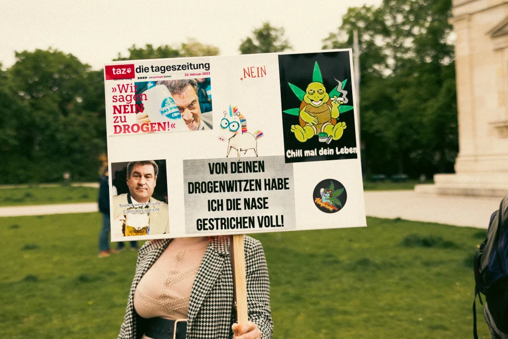 Dame mit Schild Söder mit Bierkrug und chill mal Dein Leben