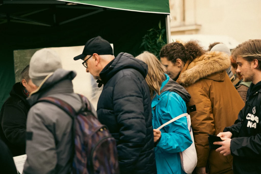 Versammlungsteilnehmer vor Infostand DHV