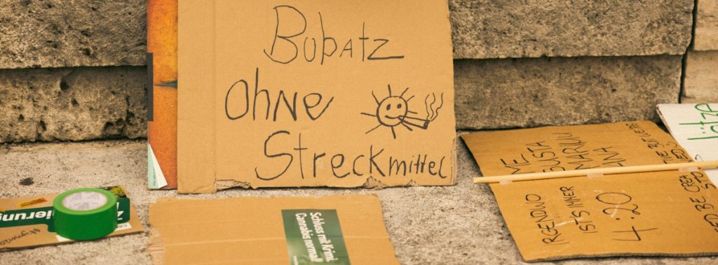 Bild mit Schildern und Bastelmaterial