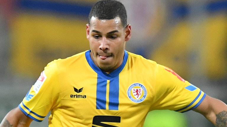 Un cubano en la Liga Premier de Inglaterra por primera vez