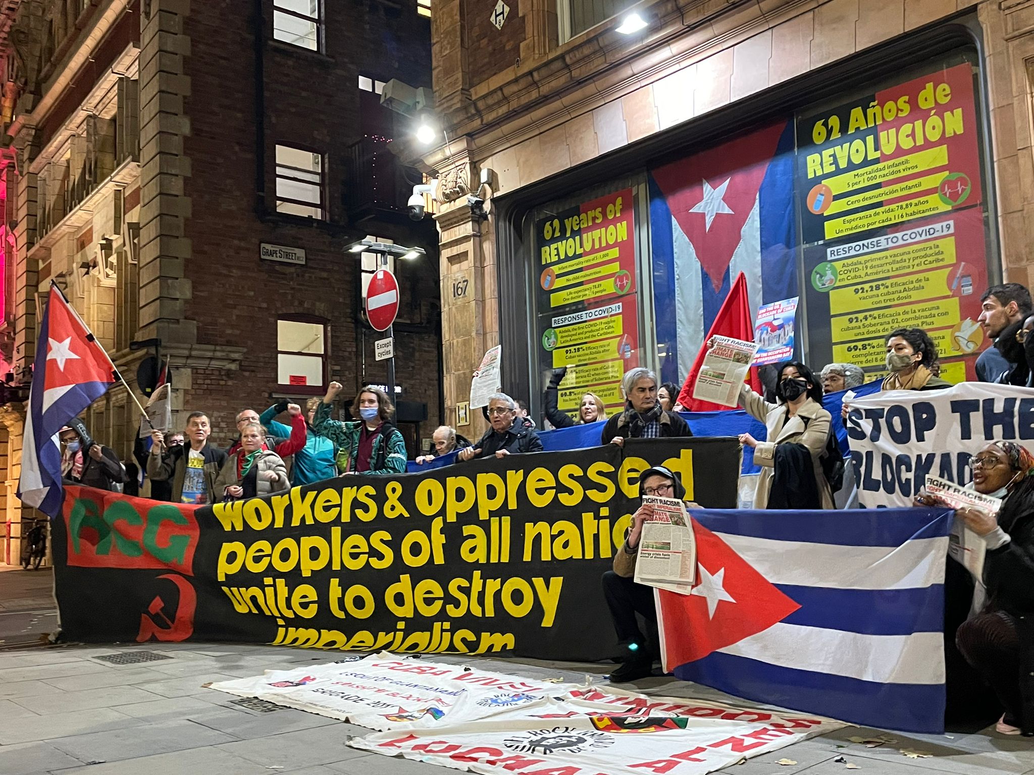 Fotos de las manifestaciones de solidaridad con Cuba frente a la embajada cubana en Londres