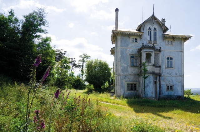 urbex custers photography abandoned verlaten abandonata verlassene alte orte fotografie secrets neglected places manoir villa castle house blue mountains portugal ghosthouse