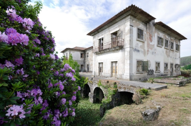 urbex custers photography abandoned verlaten abandonata verlassene alte orte fotografie secrets neglected places manoir portugal violeta villa fiora car