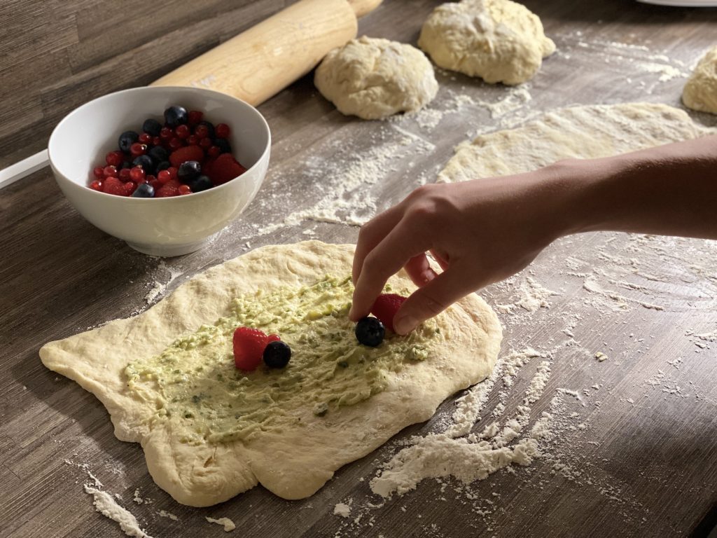 Osterzopf Hefezopf Himbeere mit Pistazien