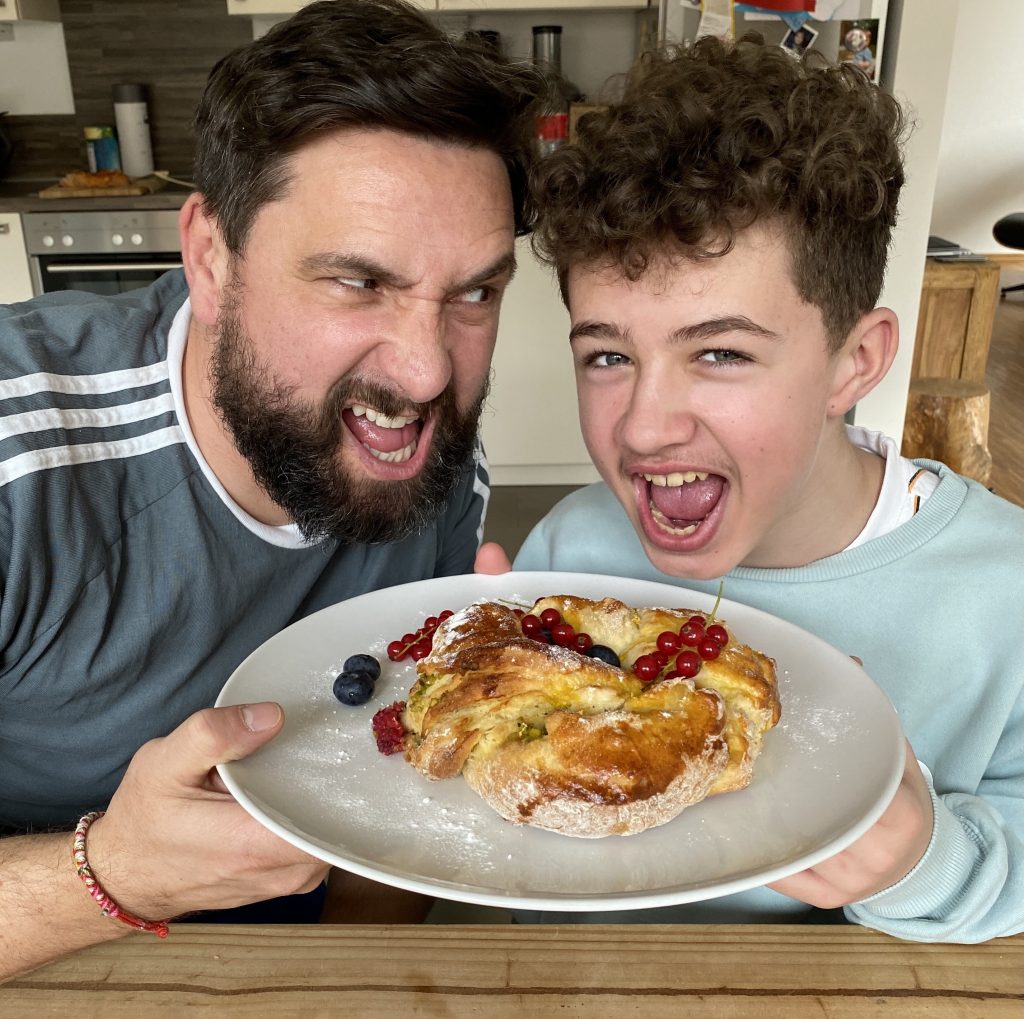 Osterzopf Ostern Himbeere und Pistazien