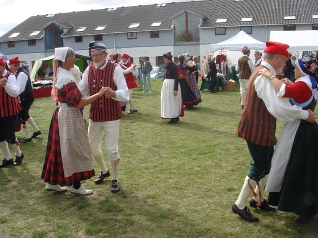 Folkedans i Andelslandsbyen Nyvang