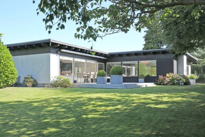 Grevinde Alexandra sælger villa i Charlottenlund med et nedslag i prisen på 1,25 millioner kroner. Foto: Lützau.dk.