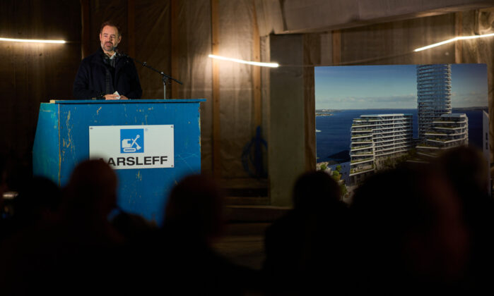 Borgmester i Aarhus, Jacob Bundsgaard (S), taler i forbindelse med rejsegildet på byggeriet af Lighthouse på Aarhus Ø. Foto: Jan Kejser.