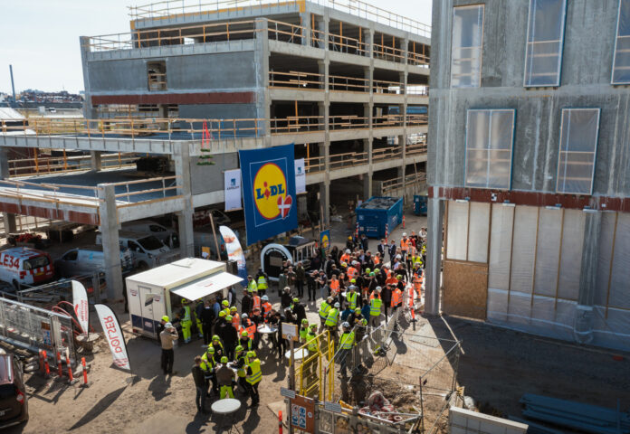 Torsdag den 21. april blev der holdt rejsegilde på Lidls nye hovedkontor ved Godsbanen i Aarhus. Det sidste betonelement er lagt, og nu kan næste fase af projektet begynde. Foto: PR.