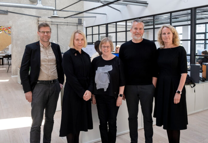 Direktionen i C.F. Møller Architects. Fra venstre: Arkitekt og partner Klaus Toustrup, associeret partner og arkitekt Vendela Martinac, økonomichef Birgit Møller, arkitekt og afdelingschef i København Franz Ødum og administrerende direktør partner Lone Bendorff. Foto: PR.