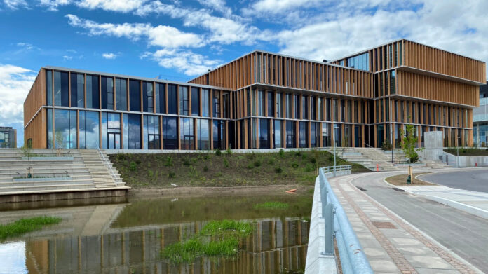 MT Højgaard afleverer ny bygning på Aalborg Universitet til Bygningsstyrelsen.