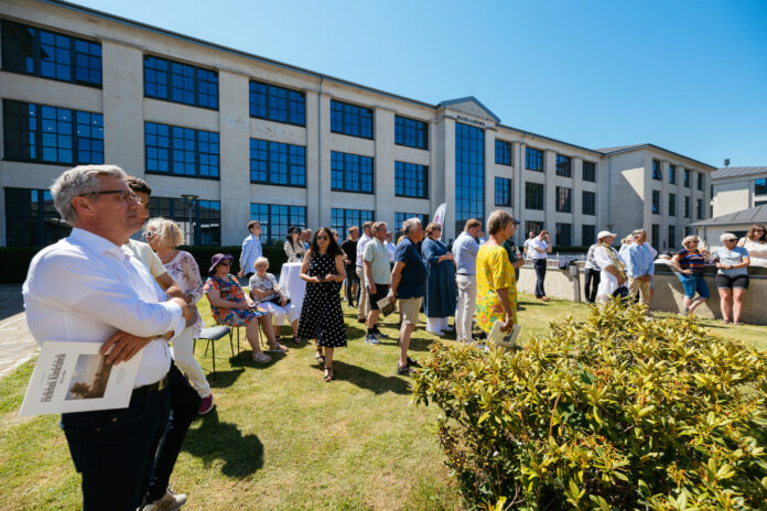 Næsten 100 samarbejdspartnere, naboer, lokalforeninger, kontorlejere og andre interesserede borgere var mødt op for at fejre grundstensnedlæggelse for Hellebæk Klædefabriks nye boliger. Foto: PR.