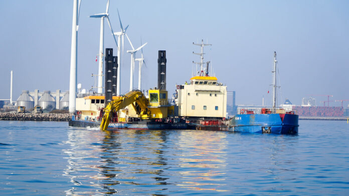 Gravemaskine fjerner slam i forbindelse med etablering af Lynetteholm. Foto: Ariel Storm / Klimabevægelsen i Danmark.