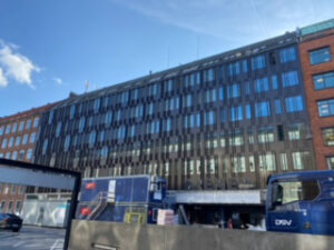 Den karakteristiske facade er renoveret og beklædt med en ny isolerende aluminiumsløsning (Aluflam). Foto: DEAS.