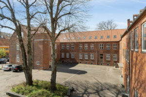 Tækker Group køber den gamle arkitektskole Aarhus. Her ses ejendommen på Studsgade 33. Foto: Colliers.