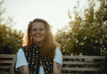 Pædagog har succes med containerhotel i Harboøre Pædagog Helle Langer står bag kulturhuset, koncertstedet og containerhotellet 18b i Harboøre. Foto: PR.