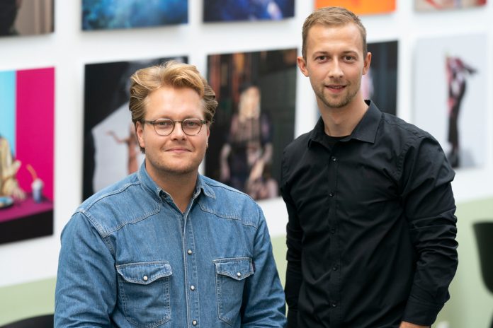 Konstruktørernes Dimittendpris går til Rasmus Schultz Madsen (til venstre) og Mathias Kaanbjerg fra VIA UC Aarhus. Foto: Niels Åge Skovbo.