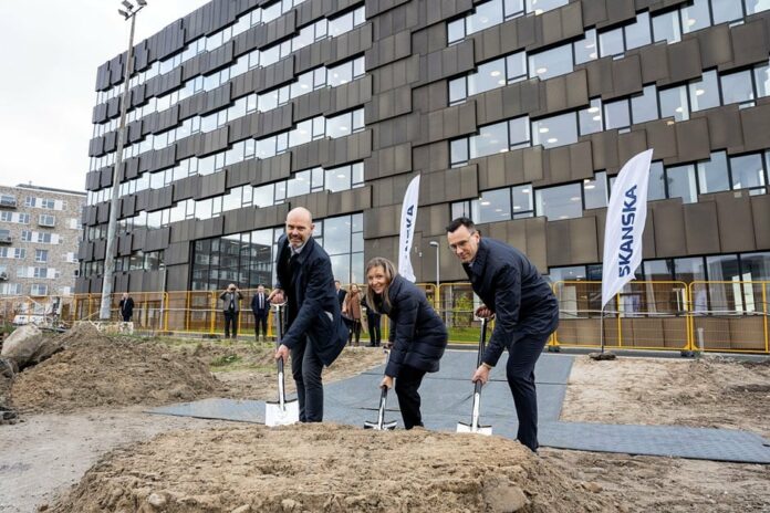 Fra venstre: Peter Nymann-Jørgensen, direktør i Skanska, Annette Høi Butt Terndrup, juridisk chef i FLSmidth og Mikko Keto, administrerende direktør i FLSmidth. Foto: PR.