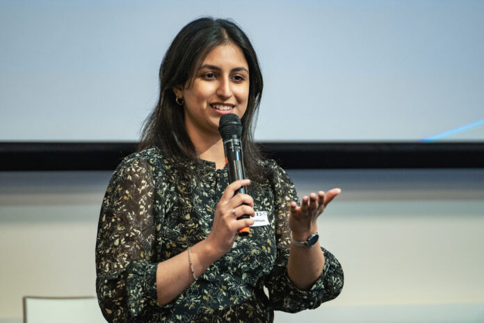 elektroingenioer-neha-imtiaz-ullah-ida-ligestillingspris-agnes-betzy-prisen-f-pr Neha Imtiaz Ullah, der læser til elektroingeniør på DTU, modtager Ingeniørforeningen, IDA’s ligestillingspris, Agnes & Betzy-prisen, i 2022. Foto: Simon Bang.