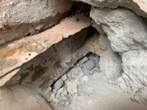 Eksempel på en usynlig skade på en altan i form af skjult tæring under beton. Foto: Teknologisk Institut.