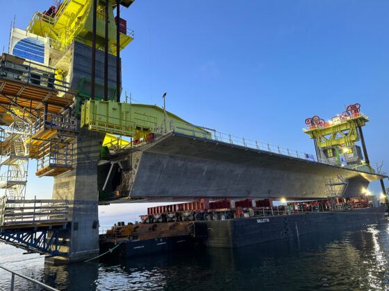 Løftet af brodrageren er begyndt. Foto: Vejdirektoratet.