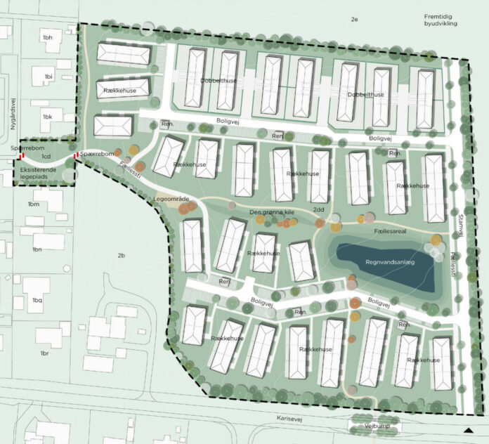 Plan om 80 nye rækkehuse i Dalby i høring. Illustrationsplanen viser områdets disponering med boligbebyggelse, veje, stier og grønne fællesarealer med rekreativt regnvandsanlæg.