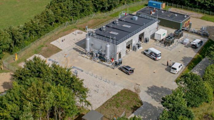 Energinet skal bygge syv nye biogasanlæg. Ved Viborg ligger et af Energinets eksisterende anlæg. For at gas fra det lokale distributionsnet kan sendes ud på gastransmissionsnettet, skal trykket hæves markant, og de tilsatte lugtstoffer, som gør at vi mennesker kan opdage gasudslip, skal fjernes. Anlægget indeholder elforsyning, kompressorer, køling af gas og fjernelse af odorant. Foto: Energinet.