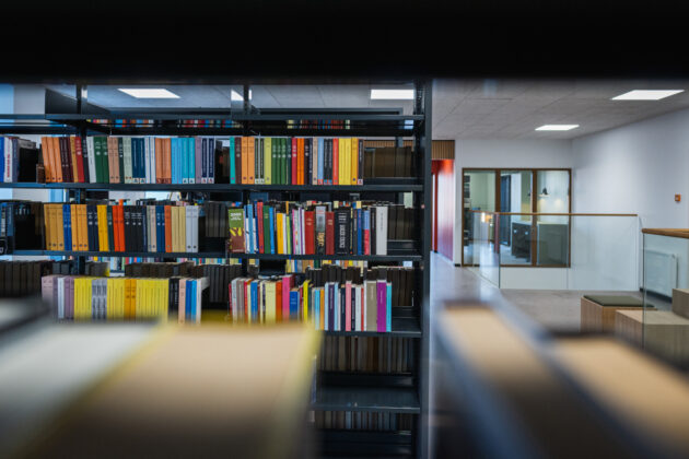 Skolebibliotek og folkebibliotek er slået sammen til et fællesbibliotek i de nye lokaler. Foto: Varde Kommune.