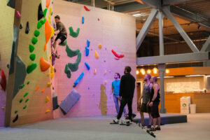 Danmarks største klatrehal åbner i Frihedens Butikscenter i Hvidovre. Foto: Boulders.