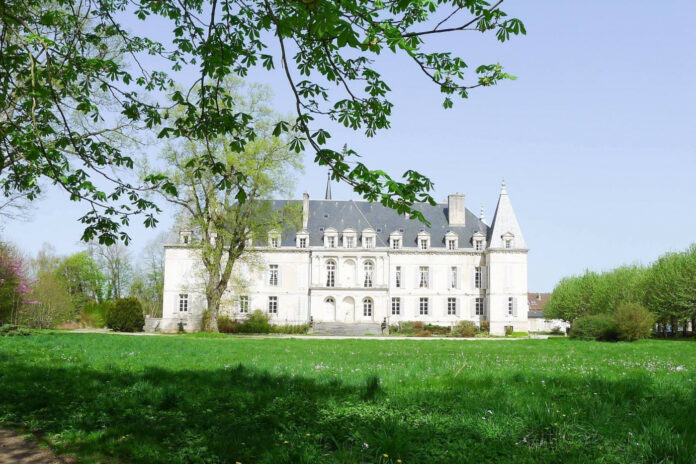 Det tidligere kongeslot Château d'Arc-en-Barrois ligger et par timers kørsel fra Paris. Foto: Marie Louise Pedersen / NordFynBo.