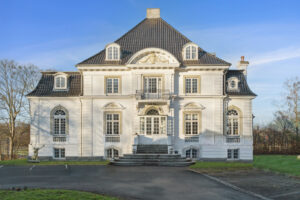 Denne villa på Klampenborgvej i Klampenborg er blandt de største huse til salg i Danmark. Foto: Lokalbolig Charlottenlund/Klampenborg.